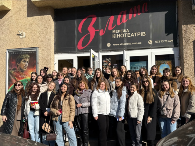 Викладачі та студенти ФІЖ після кінопоказу